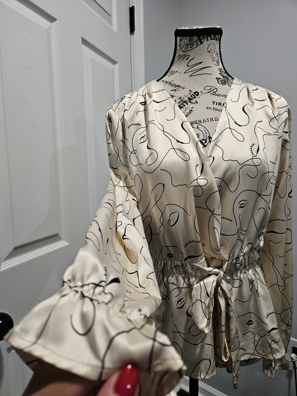 Sweet Rain Abstract Face Print Blouse in Cream & Black Large Like New - Picture 2 of 5